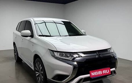 Mitsubishi Outlander III рестайлинг 3, 2022 год, 2 100 111 рублей, 3 фотография