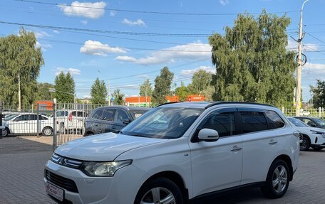Mitsubishi Outlander III рестайлинг 3, 2013 год, 1 690 000 рублей, 2 фотография