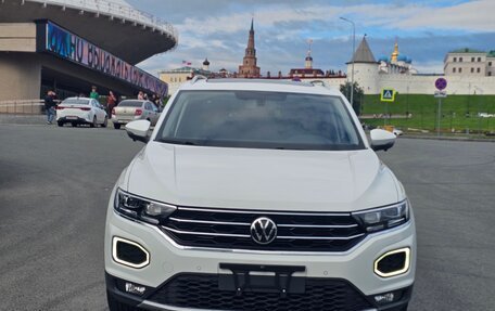 Volkswagen T-Roc I, 2023 год, 1 900 000 рублей, 2 фотография