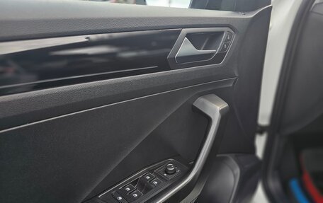 Volkswagen T-Roc I, 2023 год, 1 900 000 рублей, 24 фотография