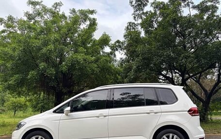 Volkswagen Touran III, 2018 год, 1 850 000 рублей, 4 фотография