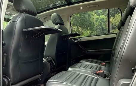 Volkswagen Touran III, 2018 год, 1 850 000 рублей, 14 фотография