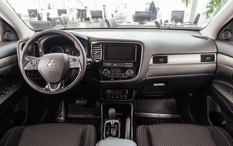 Mitsubishi Outlander III рестайлинг 3, 2018 год, 1 999 900 рублей, 8 фотография