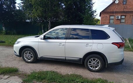 Mitsubishi Outlander III рестайлинг 3, 2018 год, 1 999 900 рублей, 4 фотография