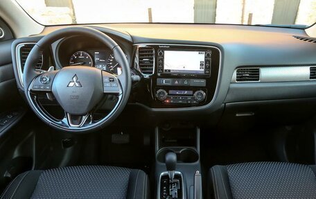 Mitsubishi Outlander III рестайлинг 3, 2018 год, 1 999 900 рублей, 9 фотография