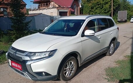 Mitsubishi Outlander III рестайлинг 3, 2018 год, 1 999 900 рублей, 6 фотография