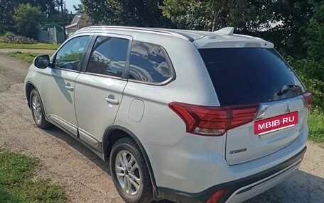 Mitsubishi Outlander III рестайлинг 3, 2018 год, 1 999 900 рублей, 3 фотография