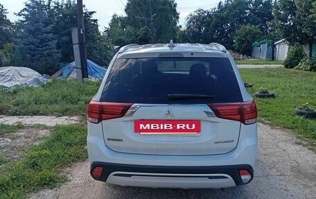 Mitsubishi Outlander III рестайлинг 3, 2018 год, 1 999 900 рублей, 7 фотография