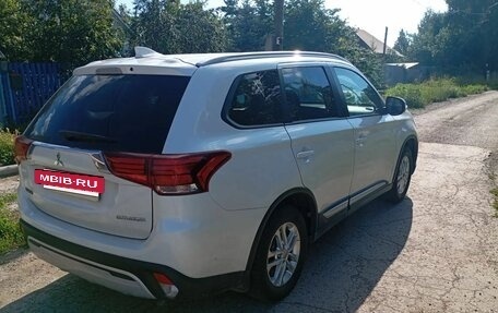 Mitsubishi Outlander III рестайлинг 3, 2018 год, 1 999 900 рублей, 2 фотография