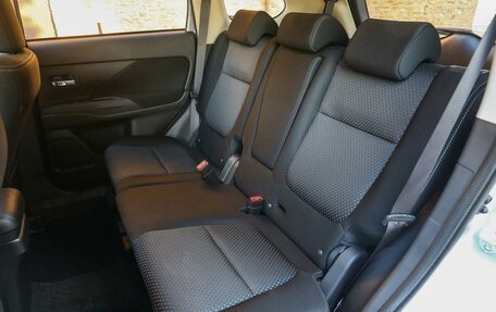 Mitsubishi Outlander III рестайлинг 3, 2018 год, 1 999 900 рублей, 10 фотография