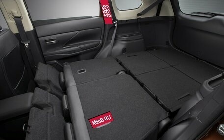 Mitsubishi Outlander III рестайлинг 3, 2018 год, 1 999 900 рублей, 11 фотография