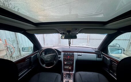 Mercedes-Benz E-Класс, 1997 год, 670 000 рублей, 4 фотография