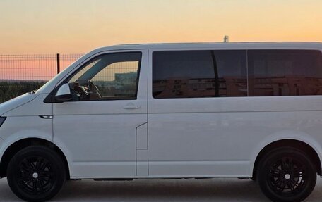 Volkswagen Transporter T6 рестайлинг, 2016 год, 2 600 000 рублей, 6 фотография