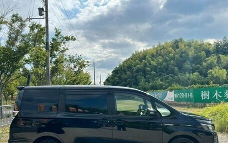 Toyota Voxy III, 2016 год, 1 690 000 рублей, 5 фотография