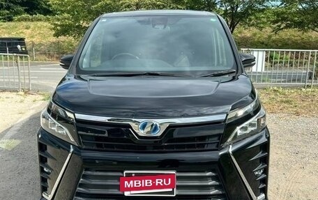 Toyota Voxy III, 2016 год, 1 690 000 рублей, 2 фотография