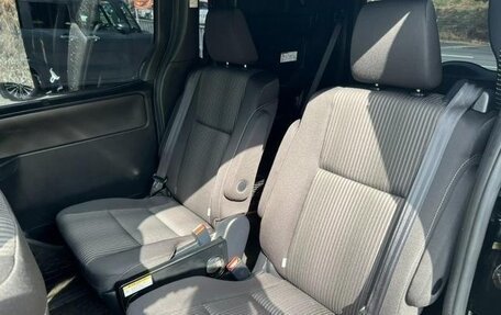 Toyota Voxy III, 2016 год, 1 690 000 рублей, 21 фотография