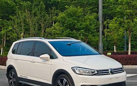 Volkswagen Touran III, 2022 год, 1 590 000 рублей, 3 фотография