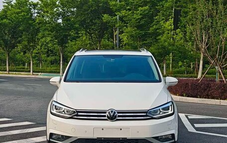 Volkswagen Touran III, 2022 год, 1 590 000 рублей, 2 фотография