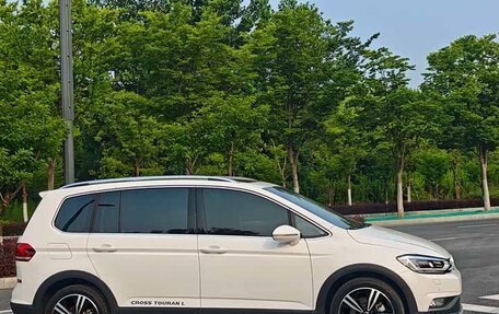 Volkswagen Touran III, 2022 год, 1 590 000 рублей, 6 фотография