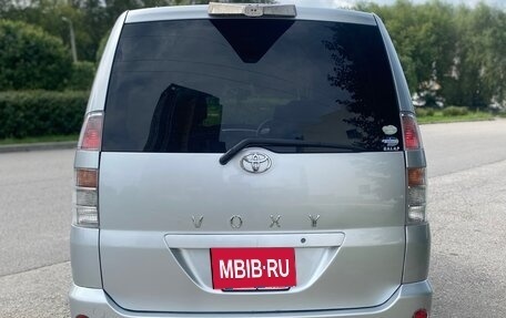 Toyota Voxy II, 2004 год, 1 050 000 рублей, 6 фотография