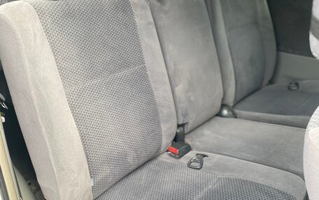 Toyota Voxy II, 2004 год, 1 050 000 рублей, 11 фотография