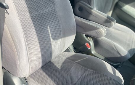 Toyota Voxy II, 2004 год, 1 050 000 рублей, 19 фотография