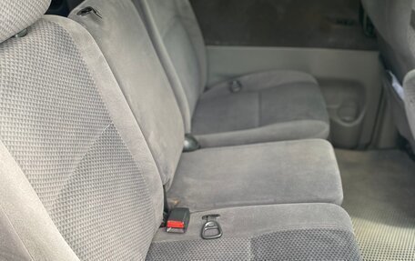 Toyota Voxy II, 2004 год, 1 050 000 рублей, 10 фотография