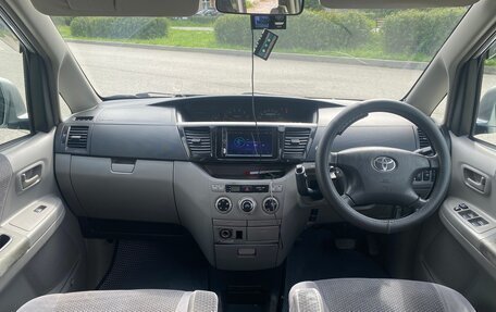 Toyota Voxy II, 2004 год, 1 050 000 рублей, 15 фотография
