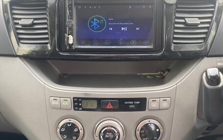 Toyota Voxy II, 2004 год, 1 050 000 рублей, 16 фотография