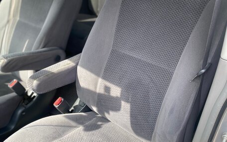 Toyota Voxy II, 2004 год, 1 050 000 рублей, 21 фотография