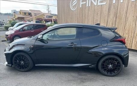 Toyota Yaris, 2022 год, 3 300 000 рублей, 8 фотография