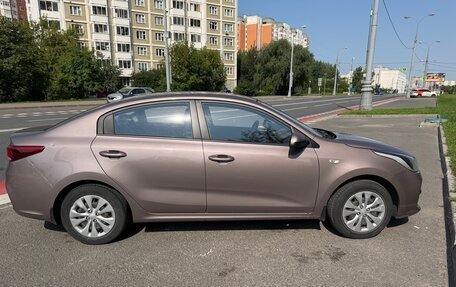 KIA Rio IV, 2018 год, 1 050 000 рублей, 2 фотография