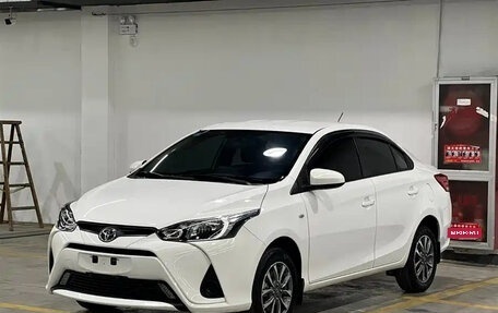 Toyota Yaris, 2022 год, 1 055 000 рублей, 1 фотография