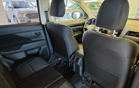 Mitsubishi Outlander III рестайлинг 3, 2019 год, 1 958 000 рублей, 8 фотография