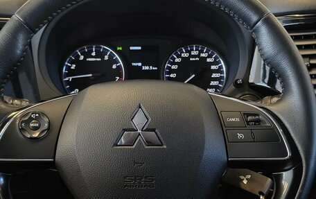 Mitsubishi Outlander III рестайлинг 3, 2019 год, 1 958 000 рублей, 13 фотография
