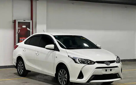 Toyota Yaris, 2022 год, 1 055 000 рублей, 3 фотография