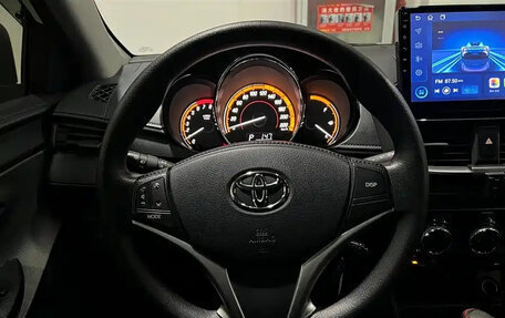 Toyota Yaris, 2022 год, 1 055 000 рублей, 10 фотография