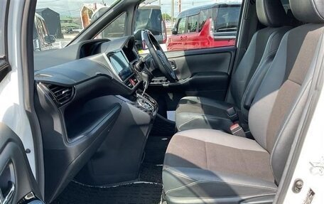 Toyota Noah III, 2021 год, 2 700 000 рублей, 9 фотография