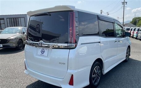 Toyota Noah III, 2021 год, 2 700 000 рублей, 4 фотография