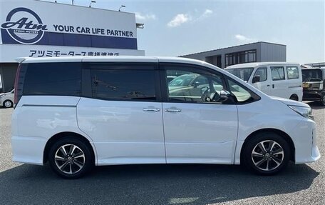Toyota Noah III, 2021 год, 2 700 000 рублей, 6 фотография