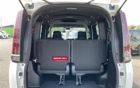 Toyota Noah III, 2021 год, 2 700 000 рублей, 25 фотография