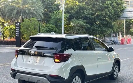 Toyota Yaris, 2022 год, 1 100 000 рублей, 10 фотография