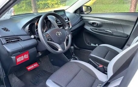 Toyota Yaris, 2022 год, 1 100 000 рублей, 5 фотография