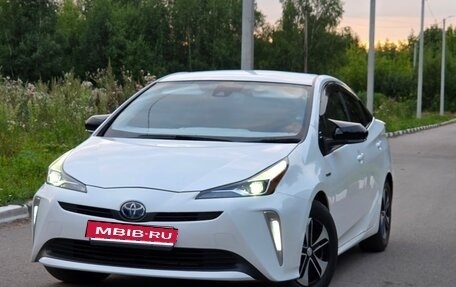 Toyota Prius IV XW50, 2019 год, 1 910 000 рублей, 1 фотография