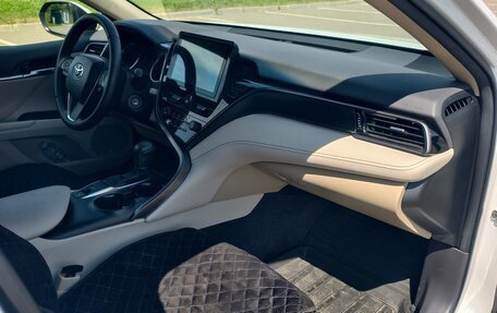 Toyota Camry, 2022 год, 3 420 000 рублей, 10 фотография