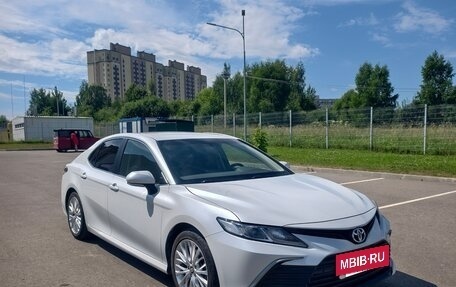 Toyota Camry, 2022 год, 3 420 000 рублей, 2 фотография