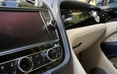 Bentley Bentayga I, 2016 год, 12 000 000 рублей, 10 фотография