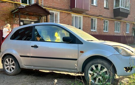 Ford Fiesta, 2004 год, 215 000 рублей, 3 фотография