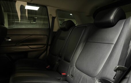 Mitsubishi Outlander III рестайлинг 3, 2013 год, 1 499 000 рублей, 13 фотография