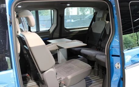Volkswagen Multivan, 2023 год, 4 850 000 рублей, 10 фотография